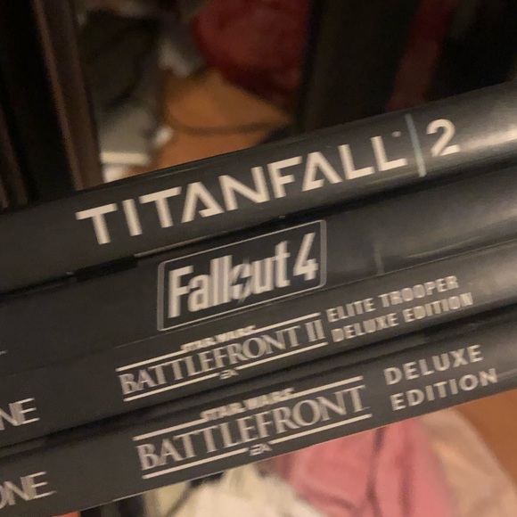 Xbox one 1TB with two remotes, remote charger dock - Picture 3 of 3